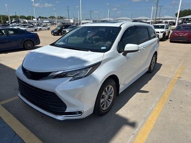 Photo of 2022 Celestial Silver Metallic Toyota Sienna