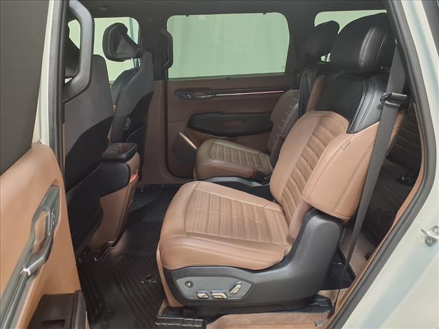 Photo of 2024 Ivory Silver Kia EV9