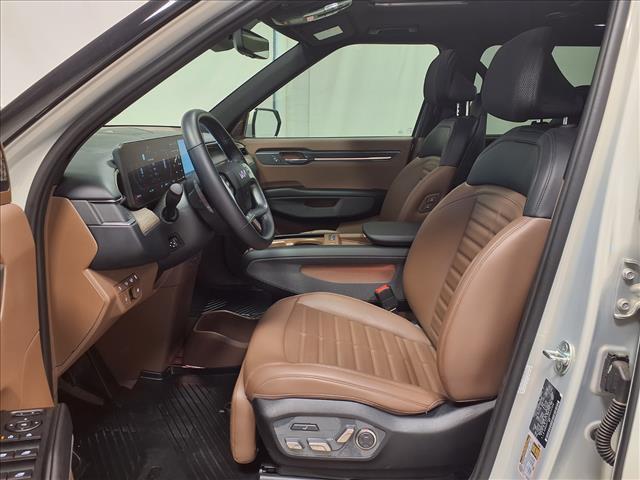 Photo of 2024 Ivory Silver Kia EV9