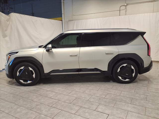 Photo of 2024 Ivory Silver Kia EV9
