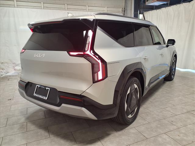 Photo of 2024 Ivory Silver Kia EV9