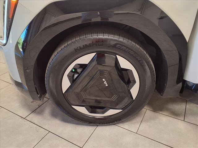 Photo of 2024 Ivory Silver Kia EV9
