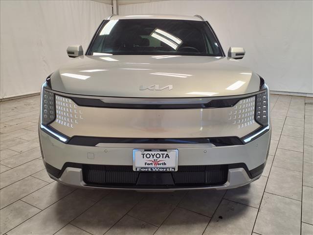 Photo of 2024 Ivory Silver Kia EV9