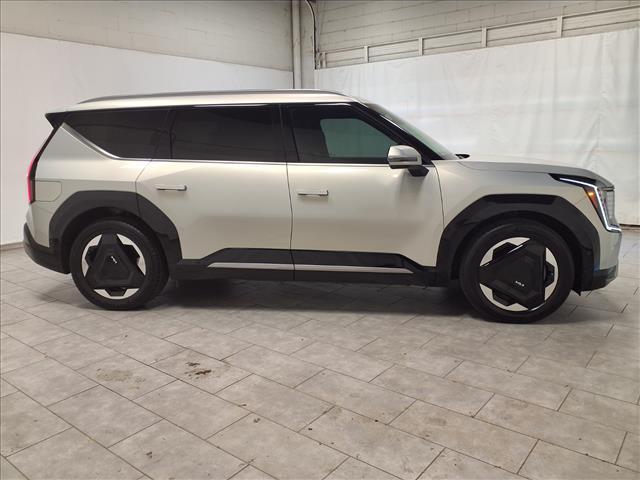 Photo of 2024 Ivory Silver Kia EV9