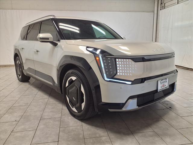 Photo of 2024 Ivory Silver Kia EV9