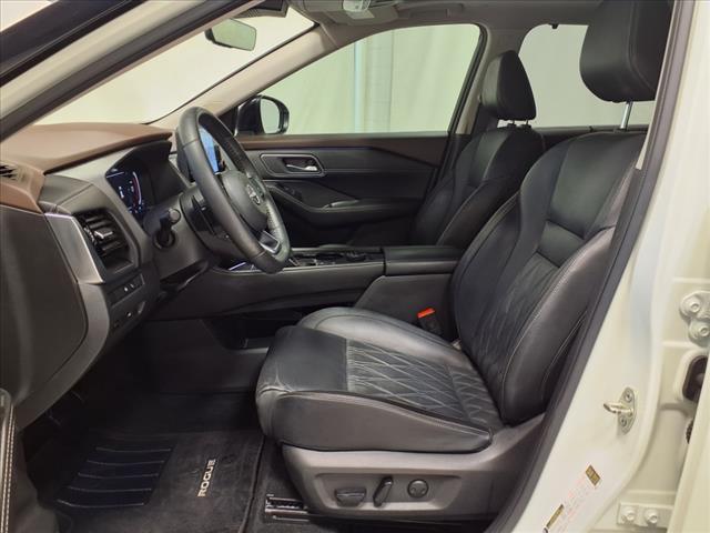 Photo of 2023 Pearl White Tricoat/Super Black Nissan Rogue