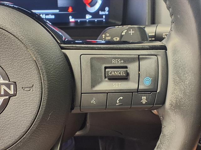 Photo of 2023 Pearl White Tricoat/Super Black Nissan Rogue