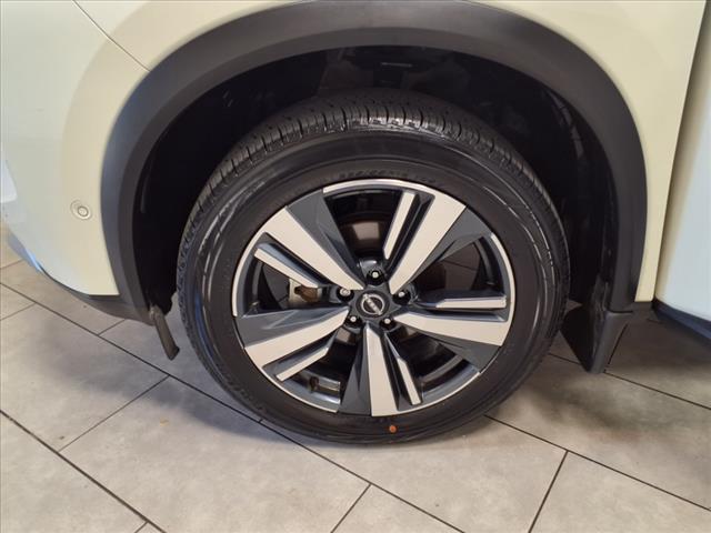Photo of 2023 Pearl White Tricoat/Super Black Nissan Rogue