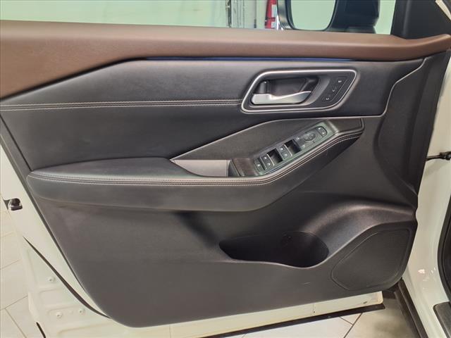 Photo of 2023 Pearl White Tricoat/Super Black Nissan Rogue