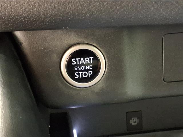 Photo of 2023 Pearl White Tricoat/Super Black Nissan Rogue