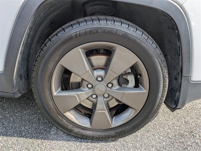 Photo of 2017 Bright White Clearcoat Jeep Cherokee