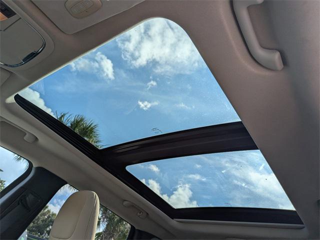 Photo of 2017 Bright White Clearcoat Jeep Cherokee