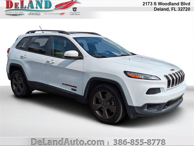 Photo of 2017 Bright White Clearcoat Jeep Cherokee