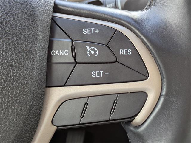 Photo of 2017 Bright White Clearcoat Jeep Cherokee