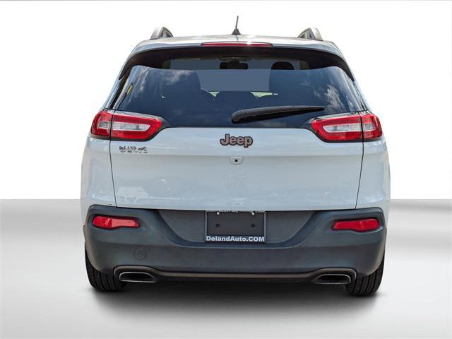 Photo of 2017 Bright White Clearcoat Jeep Cherokee