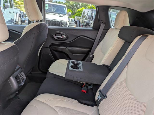 Photo of 2017 Bright White Clearcoat Jeep Cherokee
