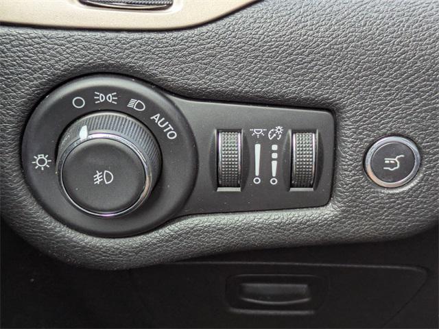 Photo of 2017 Bright White Clearcoat Jeep Cherokee