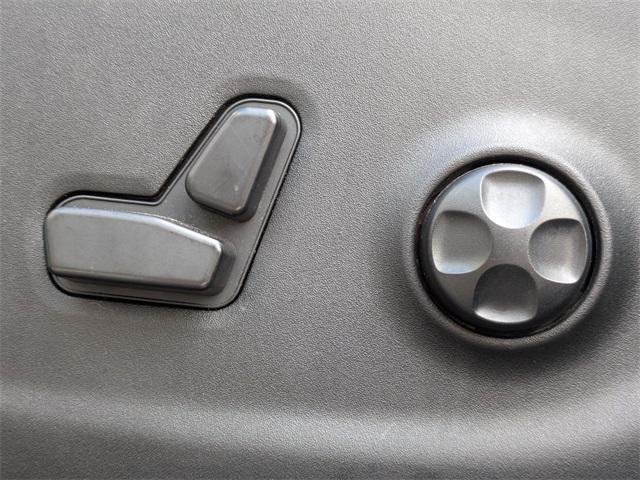 Photo of 2017 Bright White Clearcoat Jeep Cherokee