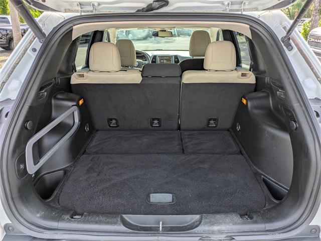 Photo of 2017 Bright White Clearcoat Jeep Cherokee