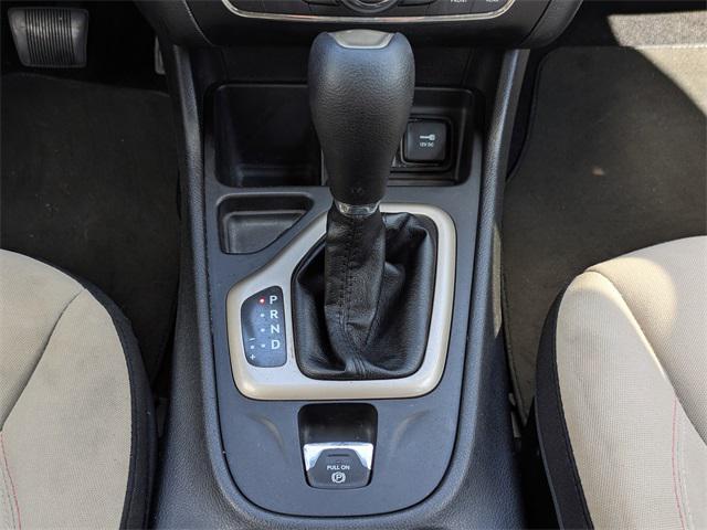 Photo of 2017 Bright White Clearcoat Jeep Cherokee