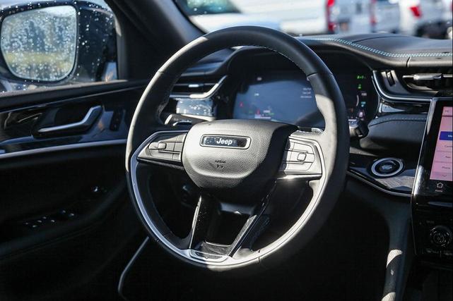Photo of 2022 Silver Zynith Jeep Grand Cherokee 4xe