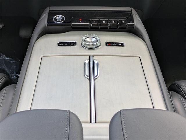 Photo of 2025 White Lincoln Navigator