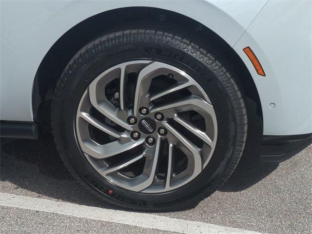 Photo of 2025 White Lincoln Navigator