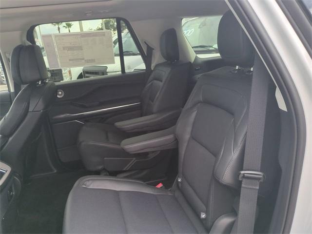 Photo of 2025 White Lincoln Navigator