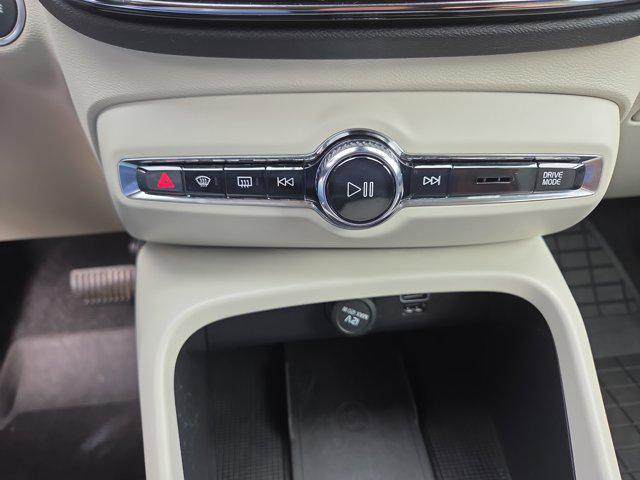 Photo of 2020 Ice White Volvo XC40