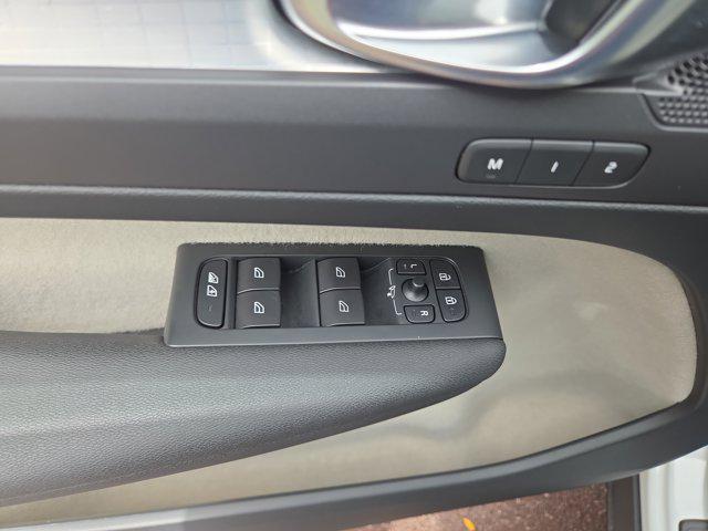 Photo of 2020 Ice White Volvo XC40