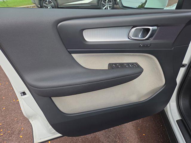 Photo of 2020 Ice White Volvo XC40