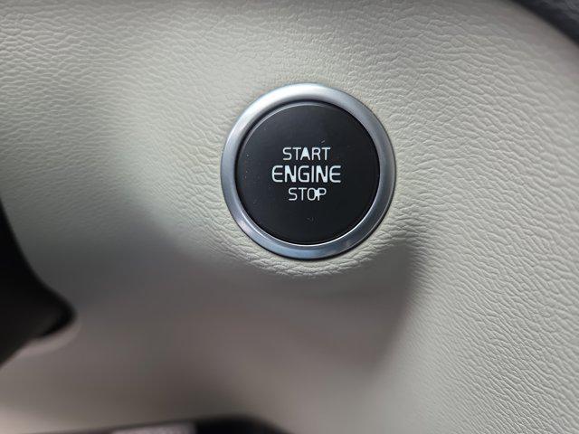 Photo of 2020 Ice White Volvo XC40