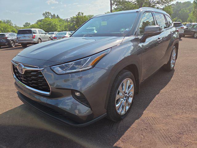 Photo of 2021 Magnetic Gray Metallic Toyota Highlander Hybrid