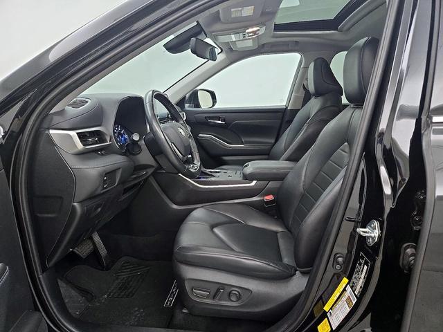 Photo of 2021 Black Toyota Highlander Hybrid