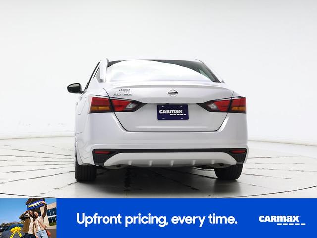 Photo of 2022 Silver Nissan Altima