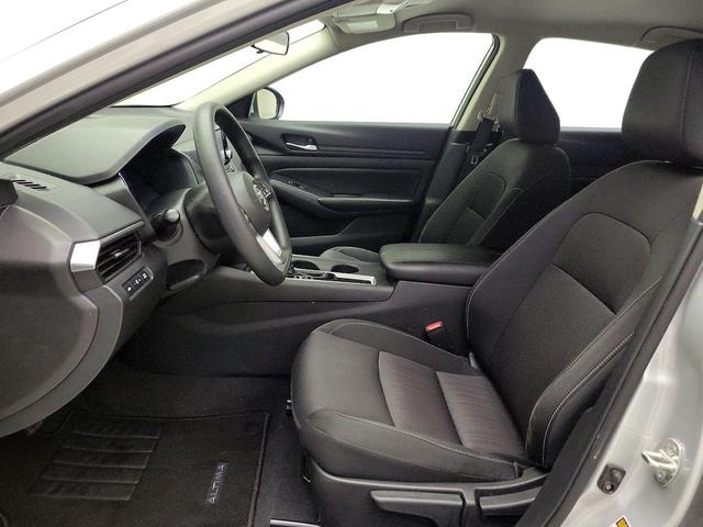 Photo of 2022 Silver Nissan Altima