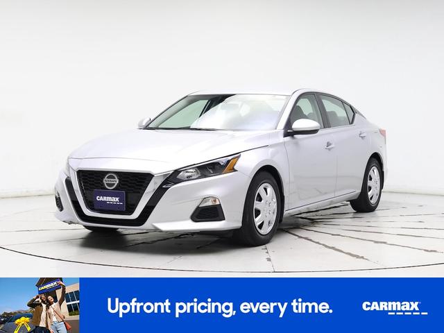 Photo of 2022 Silver Nissan Altima