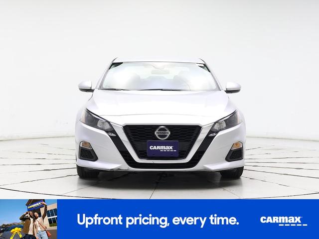 Photo of 2022 Silver Nissan Altima
