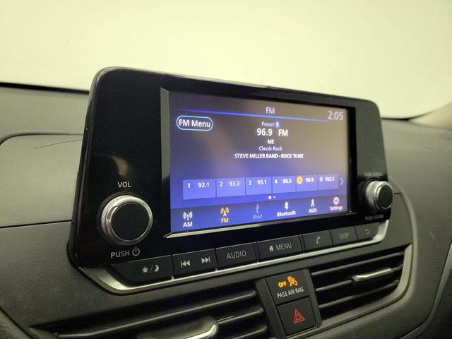 Photo of 2022 Silver Nissan Altima