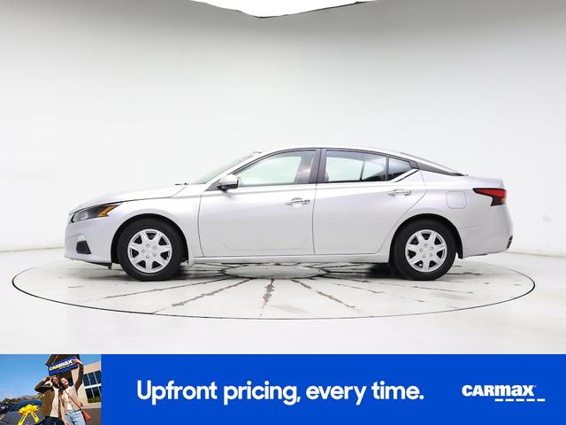 Photo of 2022 Silver Nissan Altima