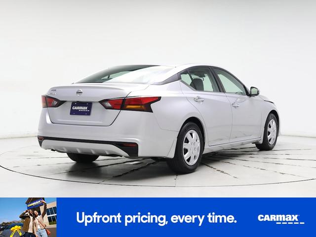 Photo of 2022 Silver Nissan Altima