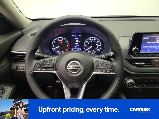 Photo of 2022 Silver Nissan Altima