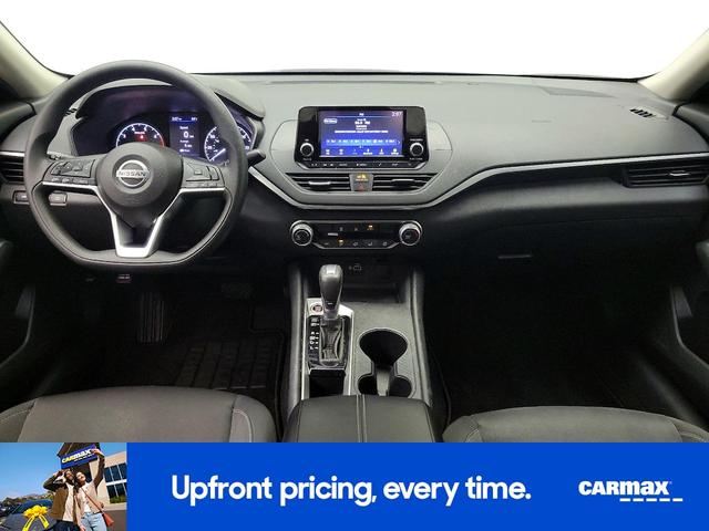 Photo of 2022 Silver Nissan Altima