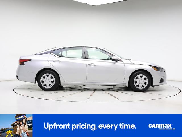 Photo of 2022 Silver Nissan Altima