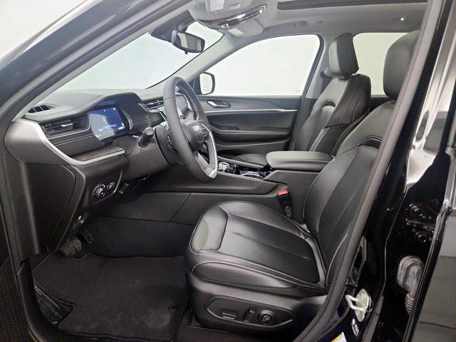 Photo of 2023 Black Jeep Grand Cherokee L