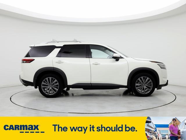 Photo of 2022 White Nissan Pathfinder