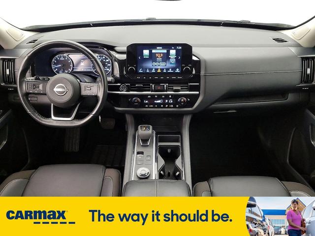 Photo of 2022 White Nissan Pathfinder