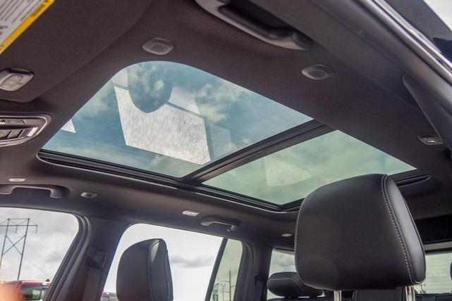 Photo of 2025 Diamond Black Crystal Pearlcoat Jeep Grand Cherokee