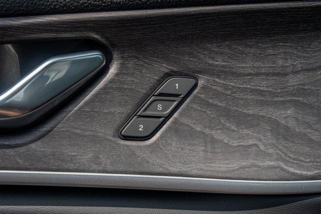 Photo of 2025 Diamond Black Crystal Pearlcoat Jeep Grand Cherokee