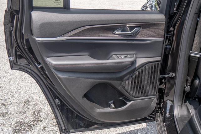 Photo of 2025 Diamond Black Crystal Pearlcoat Jeep Grand Cherokee